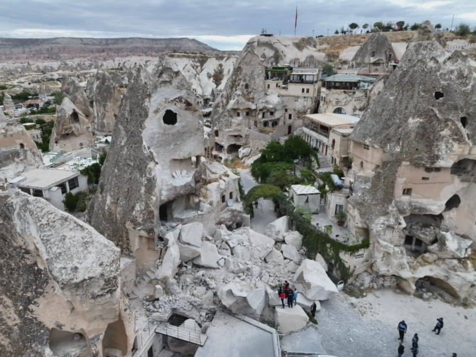 Kapadokya'da milyonlarca yıllık peribacası yıkıldı 11